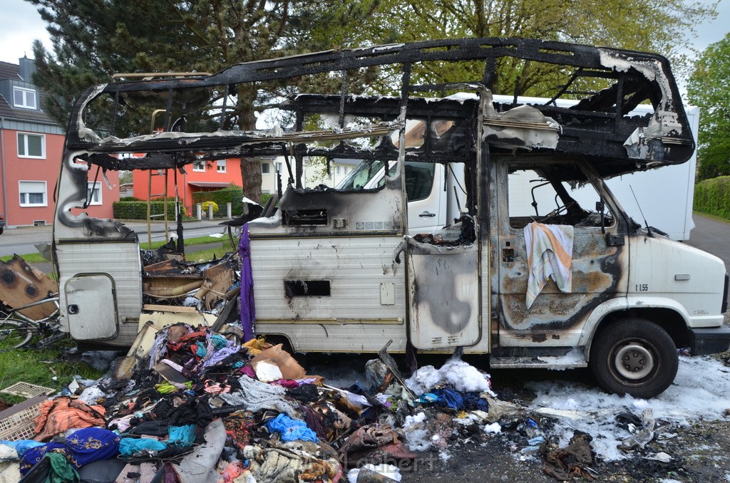 Wohnmobil ausgebrannt Koeln Porz Linder Mauspfad P011.JPG - Miklos Laubert